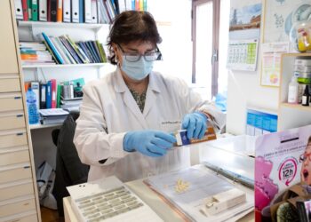 Preparación de la medicación semanal de un usuario en una farmacia de Soria./ ICAL