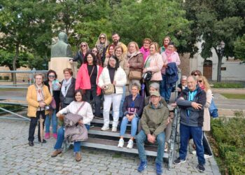 La autora del libro, junto con los lectores que participaron en la ruta por Segovia./ L. MATARRANZ
