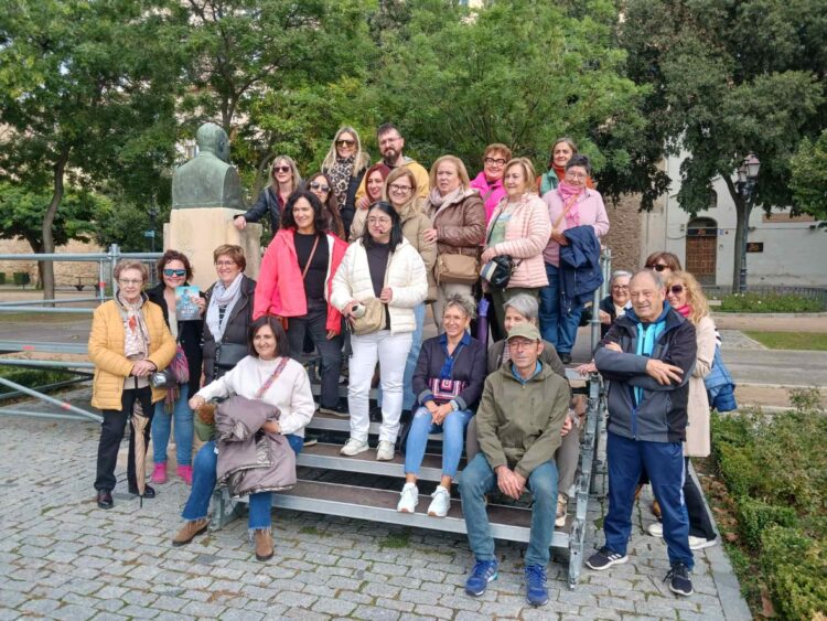 Mayte Esteban guía a los lectores por los escenarios de ‘La lectora de Bécquer’ 1 La autora del libro, junto con los lectores que participaron en la ruta por Segovia./ L. MATARRANZ