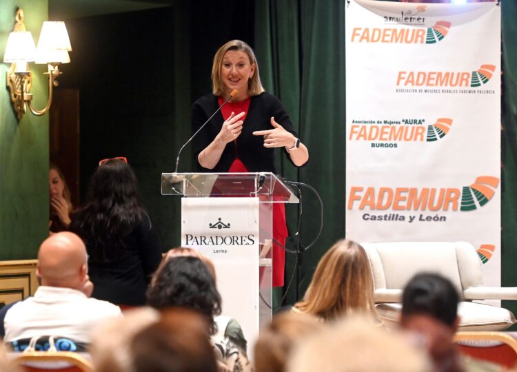 La Junta pide apoyo a sus presupuestos 1 Isabel Blanco, en la jornada organizada en Lerma./ ICAL