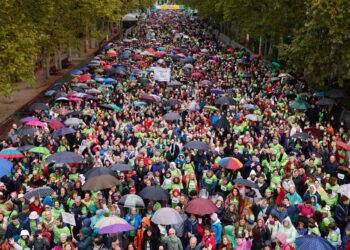Vista de una de las calles abarrotada de participantes. / EFE