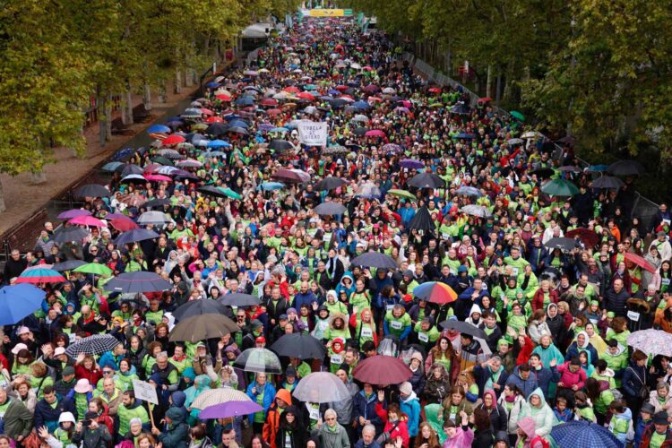 Más de 51.000 personas en la Marcha contra el cáncer de Valladolid 1 Vista de una de las calles abarrotada de participantes. / EFE