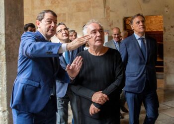 Alfonso Fernández Mañueco, junto a Ferrán Adriá en la apertura de la jornada./ ICAL