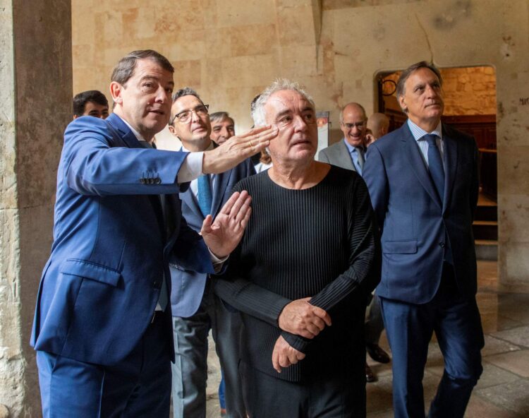 Alfonso Fernández Mañueco, junto a Ferrán Adriá en la apertura de la jornada./ ICAL