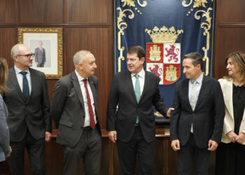 Alfonso Fernández Mañueco se reúne con los rectores de las universidades públicas de la Comunidad. / Rubén Cacho