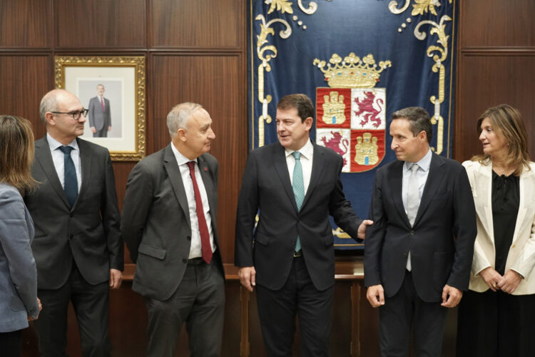 Burgos y León contarán con facultades de Medicina en el curso 2026-2027 1 Alfonso Fernández Mañueco se reúne con los rectores de las universidades públicas de la Comunidad. / Rubén Cacho