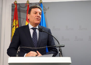 Carlos Fernández Carriedo comparece tras reunirse con los grupos parlamentarios para tratar sobre el Techo de Gasto de la Comunidad para 2025. / R Valtero