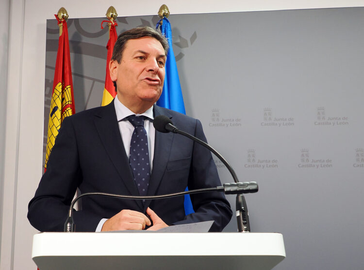 Carlos Fernández Carriedo comparece tras reunirse con los grupos parlamentarios para tratar sobre el Techo de Gasto de la Comunidad para 2025. / R Valtero