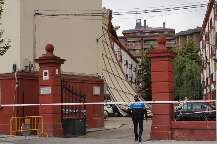 La borrasca Kirk deja ocho heridos en la Comunidad, vías cortadas, ríos desbordados y decenas de incidencias 1 Desprendimiento de un tejado en Valladolid. / Miriam Chacón
