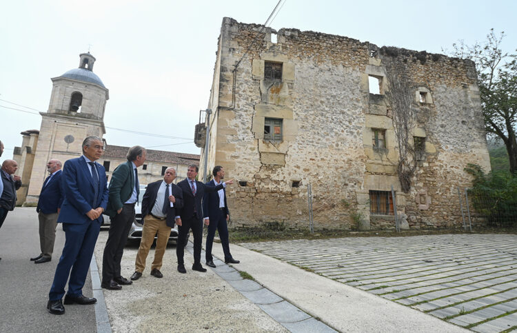 El Consejero de Cultura presenta la Actuación de Cohesión en Destino “Valpuesta, origen del español”. / Ricardo Ordóñez
