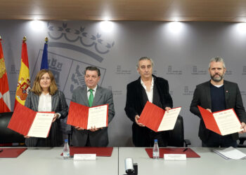 El Consejero de la Presidencia firma el Protocolo con CEOE, UGT y CCOO. / Rubén Cacho