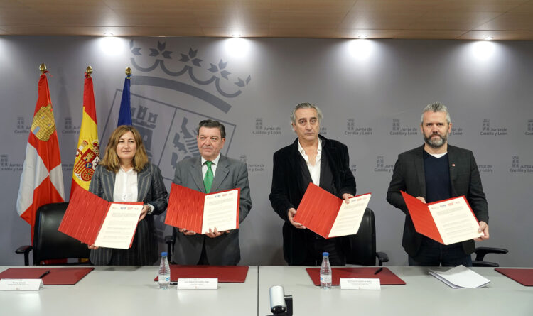 Junta, sindicatos y patronal firman un pacto para atraer proyectos empresariales a la Comunidad 1 El Consejero de la Presidencia firma el Protocolo con CEOE, UGT y CCOO. / Rubén Cacho