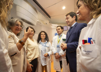 El Presidente de la Junta en el acto por el primer aniversario de la Unidad Satélite de Radioterapia de Ávila. / Rmestudios