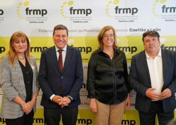 El consejero de Economía ayer, junto a la Presidenta de la Federación Regional de Municipios y Provincias. / Miriam Chacón