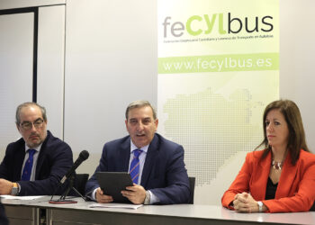 El consejero de Movilidad y Transformación Digital, José Luis Sanz Merino, clausura la asamblea de Fecylbus. / Juan Lázaro