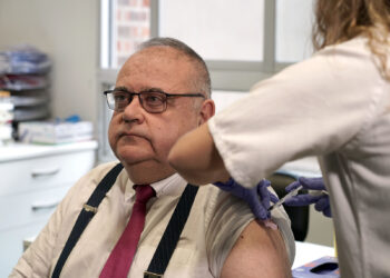 El consejero de Sanidad, Alejandro Vázquez, recibe la vacuna de la gripe. / Rubén Cacho