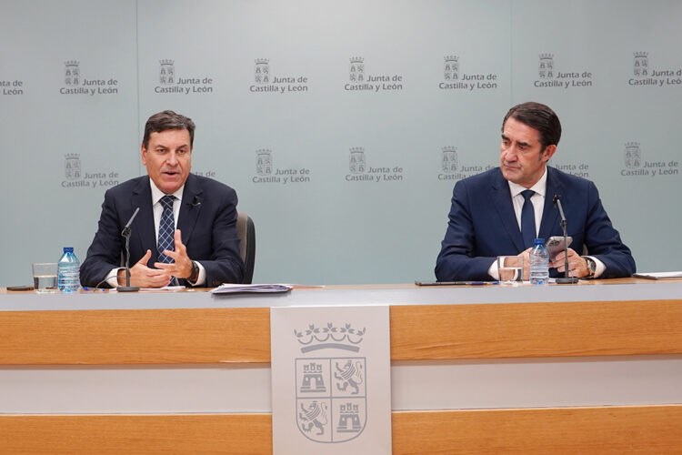 Fernández Carriedo y Suárez-Quiñones durante  la rueda de prensa posterior al Consejo de Gobierno. / Miriam Chacón