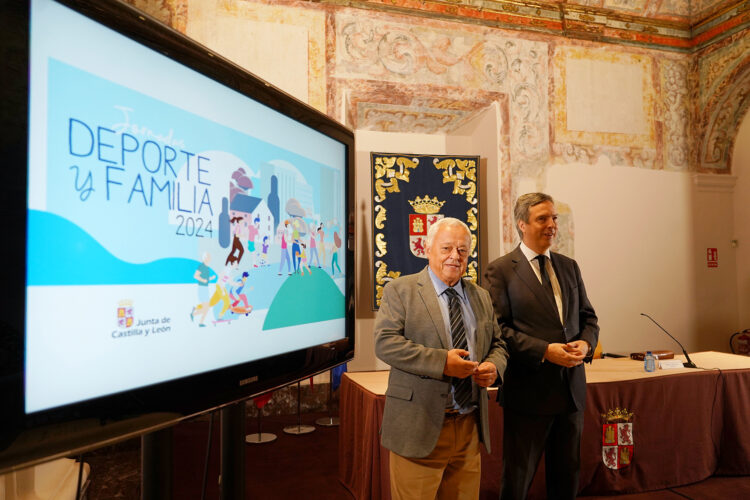 Gonzalo Santonja presenta las II Jornadas de Deporte en Familia. / Miriam Chacón