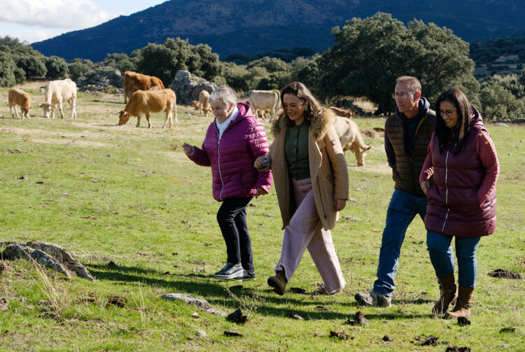 La Junta convoca nuevas ayudas al relevo generacional en el campo 1 La Consejera de Agricultura visita una explotación ganadera en La Horcajada (Ávila), beneficiaria de la anterior convocatoria de estas ayudas. / Raúl Sanchidrián