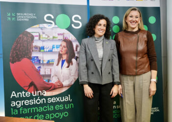 La Presidenta del Consejo de Colegios Profesionales de Farmacéuticos de CyL e Isabel Blanco presentan la campaña "Farmacia Punto SOS". / Leticia Pérez