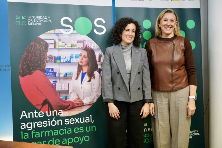 Las farmacias de Castilla y León darán apoyo a las víctimas de agresiones sexuales 1 La Presidenta del Consejo de Colegios Profesionales de Farmacéuticos de CyL e Isabel Blanco presentan la campaña "Farmacia Punto SOS". / Leticia Pérez