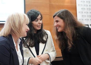 Leticia García saluda a Leticia Mingueza, elegida por unanimidad como presidenta de ATA CyL para los próximos cinco años. / Rubén Cacho