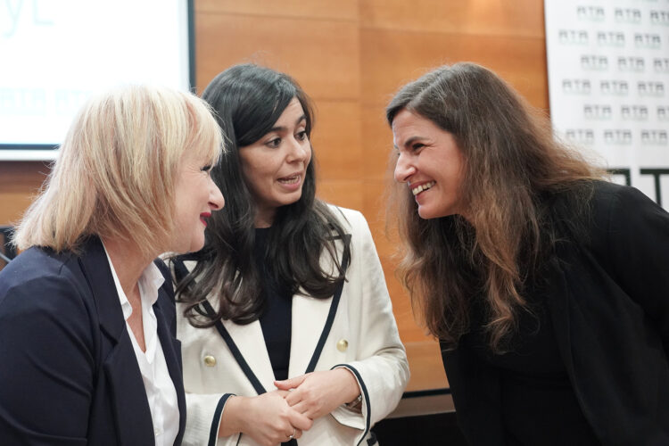 La Mesa del Autónomo se reunirá dos años después para firmar un segundo acuerdo de apoyo al autoempleo 1 Leticia García saluda a Leticia Mingueza, elegida por unanimidad como presidenta de ATA CyL para los próximos cinco años. / Rubén Cacho