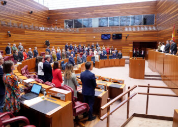 Minuto de silencio en las Cortes por los muertos y afectados por las inundaciones en Valencia y Castilla la Mancha. / Miriam Chacón