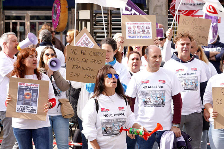 La plantilla de Bimbo de Valladolid comienza su huelga con un seguimiento total 1 Primera jornada de huelga en la planta de Bimbo de Valladolid. / Miriam Chacón