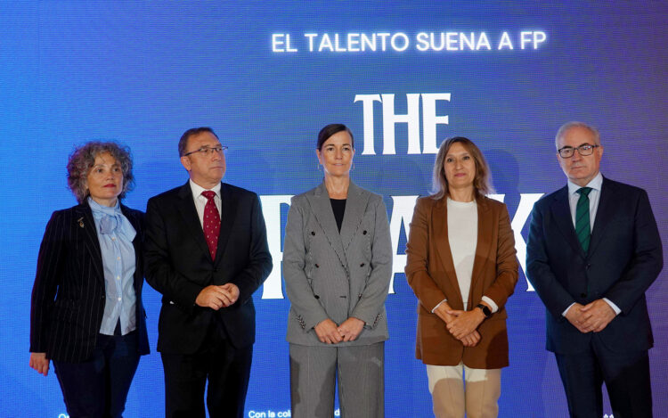 El 82% de alumnos de FP industrial encuentra empleo en su provincia 1 Rocío Lucas en la inauguración de los FP Talks de Empresa Famliar CyL. / Miriam Chacón