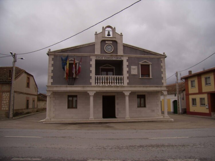 Intento de homicidio en Arroyo de Cuéllar contra una mujer que tenía una orden de alejamiento de su pareja 1 Fachada del Ayuntamiento de Arroyo de Cuéllar / F.BLANCO