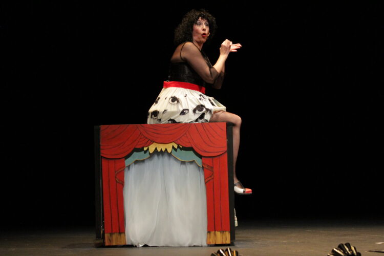 Actuación de Eugenia Manzanera / E.A.