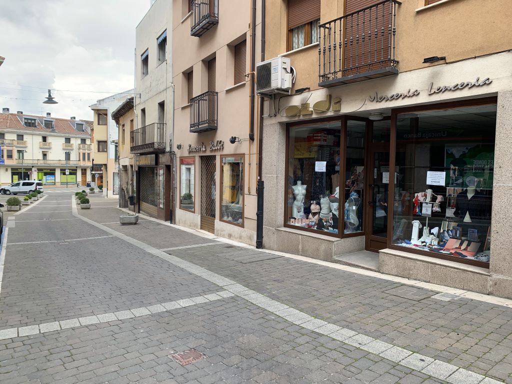 Diputación y FECOSE impulsan el comercio local en la provincia de Segovia 3 Calle comercial en el municipio de Cuéllar