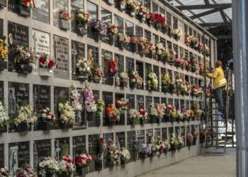 En un día como hoy los cementerios se llenan de flores / Kamarero