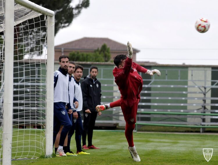 Carmona se lanza a detener un balón durante un entrenamiento de la Gimnástica Segoviana./ JUAN MARTÍN-G. SEGOVIANA