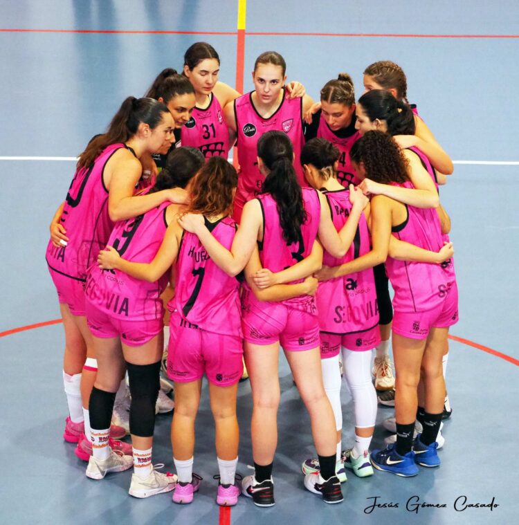 Las jugadoras de El Cochinillo Segoviano hacen piña antes de un partido. / JESÚS GÓMEZ CASADO