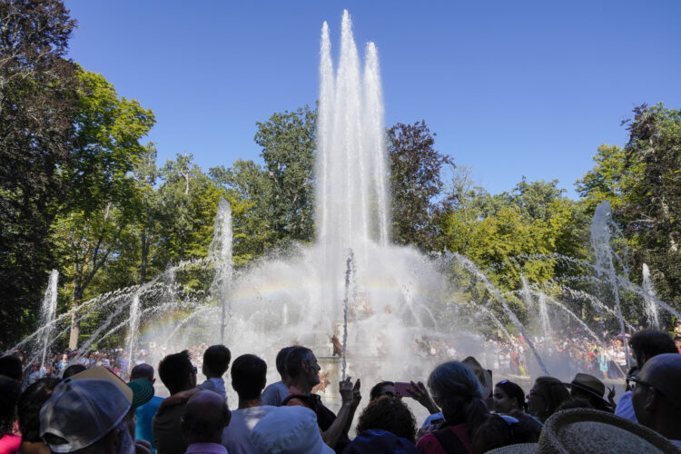 Patrimonio Nacional abrirá al público sus Reales Sitios el 12 de octubre 1 Encendido de las fuentes del Palacio Real de La Granja / E.A.