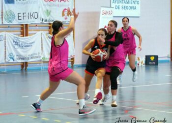 Dos jugadoras de El Cochinillo intentan frenar una entrada rival./ JESÚS GÓMEZ CASADO