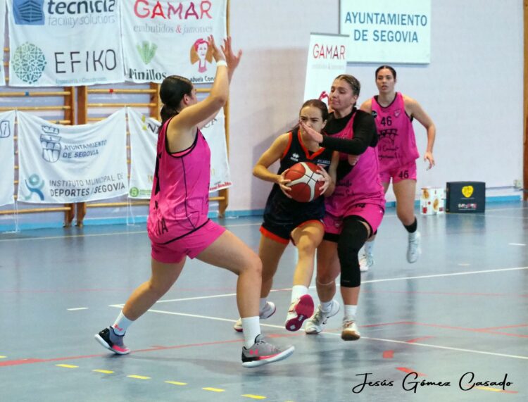 Pendientes del cielo (bajo techo) 1 Dos jugadoras de El Cochinillo intentan frenar una entrada rival./ JESÚS GÓMEZ CASADO