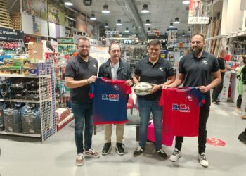 Miembros del club junto a Antonio Tabanera, responsable de BigMat, tras la presentación./ J.M.