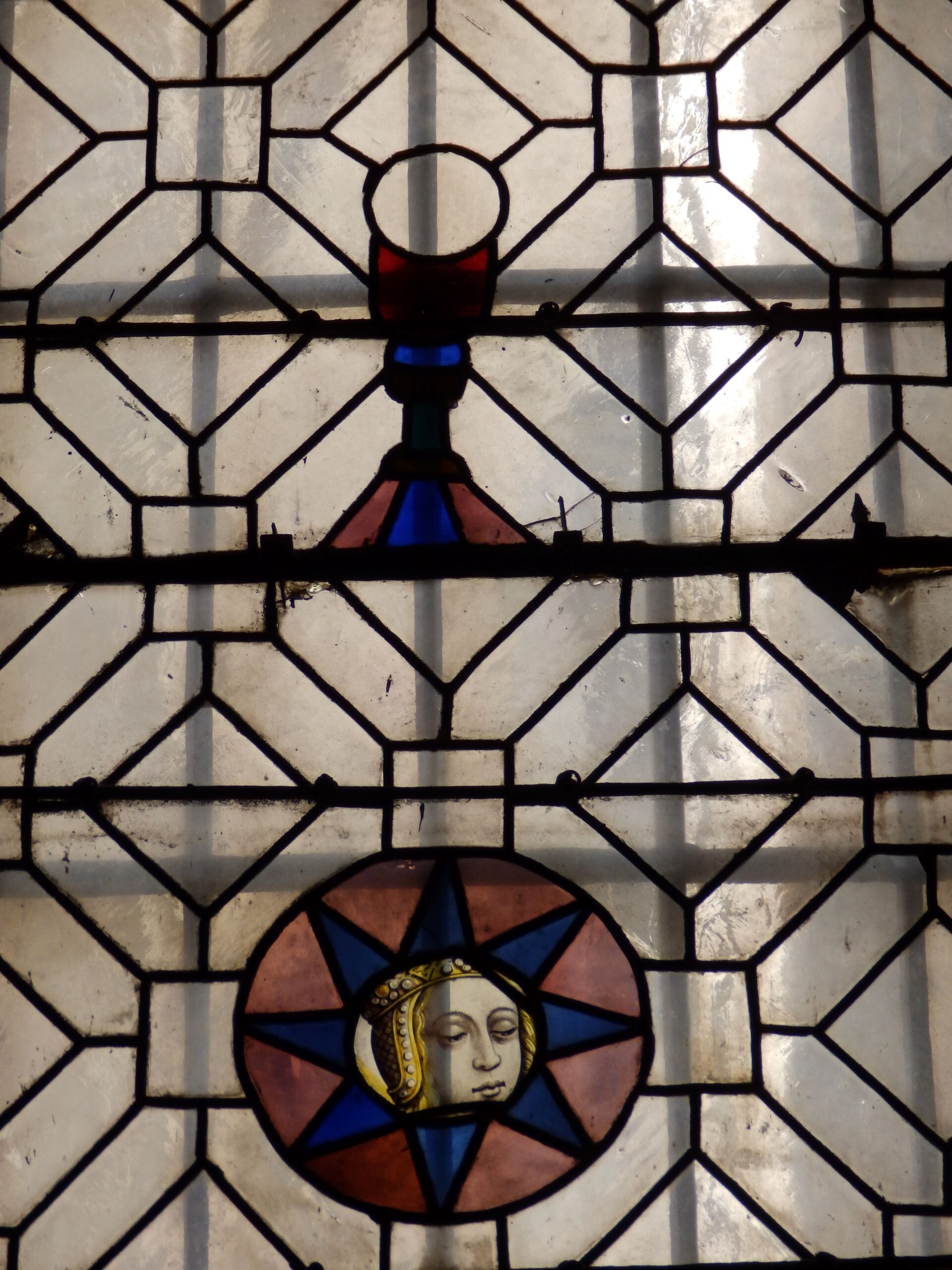 Isabel I, una mujer revolucionaria por tierra y por mar 6 Retrato de la reina Isabel la Católica en la capilla de Nuestra Señora de la Paz en la Real Iglesia de San Miguel. Por el estilo de esa pequeña vidriera, ajena al estilo barroco, es probable que proceda de la antigua iglesia de San Miguel.