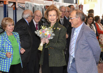 Doña Sofía visita las instalaciones del Banco de Alimentos de Segovia. / EFE - PABLO MARTÍN