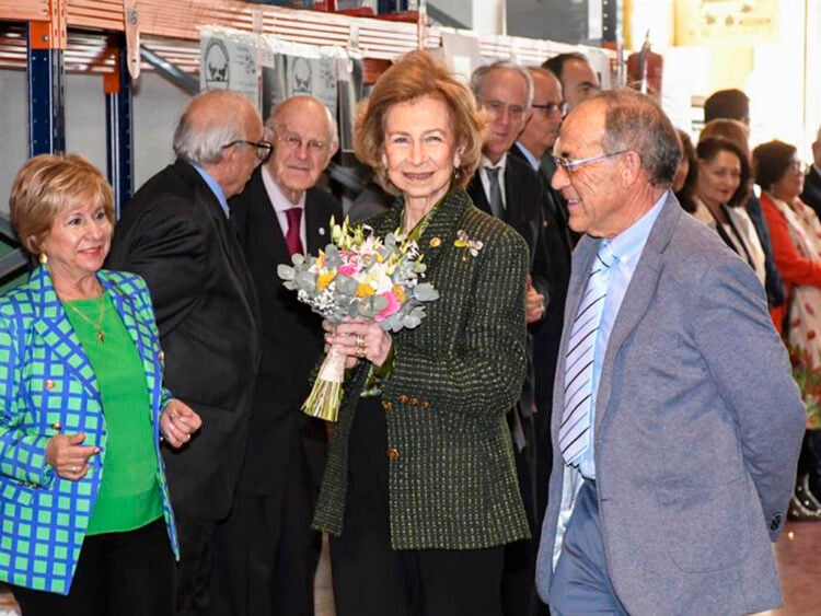 Doña Sofía visita las instalaciones del Banco de Alimentos de Segovia. / EFE - PABLO MARTÍN