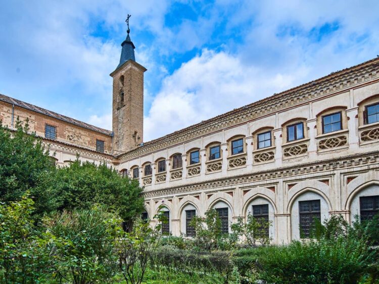 El Monasterio de San Antonio el Real se prepara para abrir sus puertas en el 2025 1 Jardín del claustro / Víctor Gibello