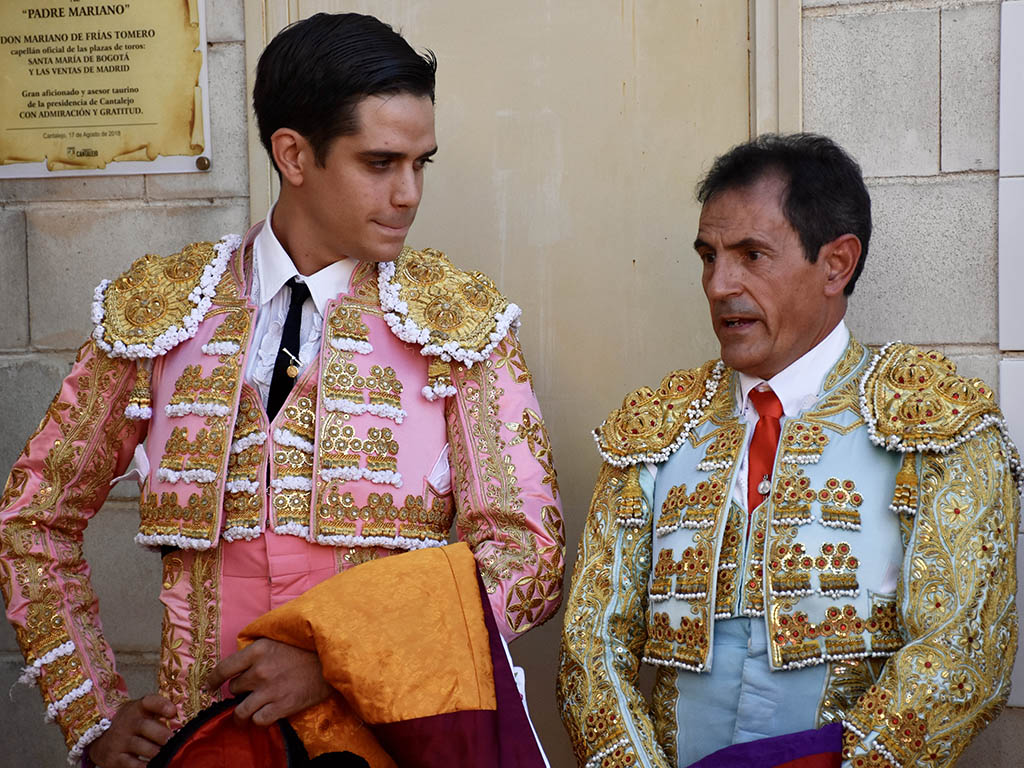 El novillero Carlos Enrique Carmona y el diestro Enrique Martínez 'Chapurra', antes de un paseíllo como sobresalientes en Cantalejo. / A.M.