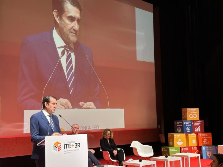El consejero Juan Carlos Suárez Quiñones durante su intervención en el Congreso.