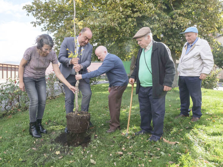 De Vicente visita la Unidad de Convivencia 'La Olmeda'. / KAMARERO