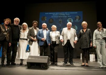 Juana Borrego, Isabel Aaiún, Francine Gálvez,Inés Ballester, Leo Harlem, Francisco Montesdeoca y José Manuel Parada durante la gala en el Teatro Juan Bravo. / JAVIER SEGOVIA