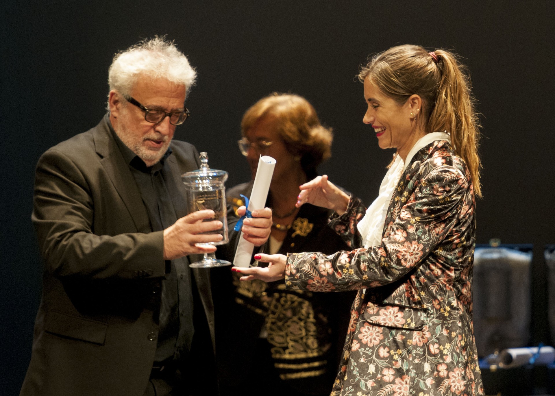 Segovia celebra la XVIII gala Premios Nacionales por la igualdad de FEMUR 3 El actor y humorista, Leo Harlem, recibe el premio de manos de María José Tapia, presidenta de la Cámara de Comercio de Segovia. / JAVIER SEGOVIA