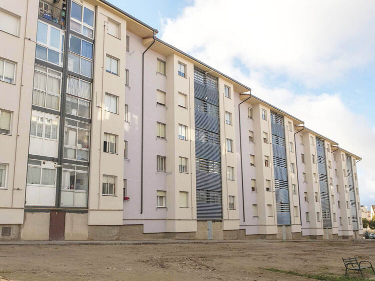 Aprobado el Reglamento de adjudicación y uso de viviendas municipales de carácter social 1 Edificios de viviendas en el barrio de La Albuera. / KAMARERO